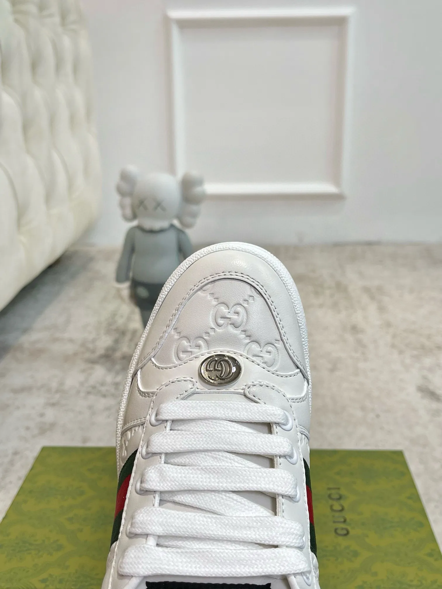 Ex-factory price: 540💰 GUCCI Gucci's newly upgraded back cover lining, top-notch old dirty shoes, classic casual sports shoes for couples, retro sneakers and old G family dirty shoes, updated at the counter simultaneously! ①The shoe upper has the same water-based edge coating process as the original version⚠️The ordinary oil edges on the market have a strong glue feel and are easy to fall off! Grade A first-layer nubuck leather (with pores)/matching computer embroidered double G cloth, high-density terry velvet lining. ② A PVC transparent small round mark sealing line is added to the details of the midsole. The mold is opened six times and the jewelry craftsmanship is used to customize the two-color double G buckle, striving to be the same as the original version. A pair of buttons is more than three times more expensive than ordinary buckles on the market. ③An old two-color washable label, the chip is placed on the outer waist of the right foot, the entire shoe is completely hollowed out with rubber technology, TUP material (rubber to distinguish the market) with the latest green packaging from the counter, 3D printed handbag, and a pair of shoelaces. There is no pressure when entering and exiting the counter. You can buy a 1:1 accurate replica of the original version and modify and upgrade it repeatedly. The details are perfectly restored, the materials are all customized, and they are truly top-notch. Please look at the details clearly to identify the quality. Upper: First-layer frosted cowhide/embroidered double G cloth. Lining: original high-density velvet lining. Foot pads: original pearlescent sheepskin. Outsole: private molded vacuum TPU material. Packaging: original top-grade full set packaging at the counter. Shoe size: women's size 35-40, men's size 39-44 (men's size 38, 45🉑️customized, non-returnable)